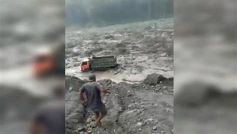 Banjir Lahar Dingin Semeru Menerjang Truk Pasir Dan Ekskavator Hanyut