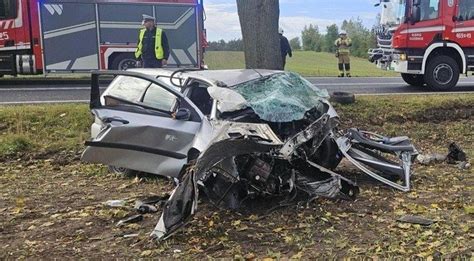 Fatalny wypadek na drodze krajowej numer 79 koło Kozienic Samochód z