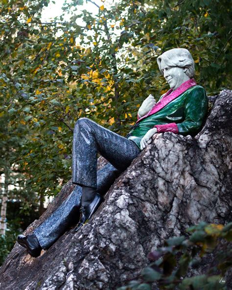 Oscar Wilde Memorial Sculpture Oscar Wilde Memorial Sculpt Flickr