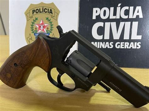 Homem portando arma furtada é preso pela Polícia Civil e levado para o