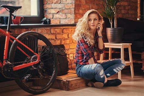 Het Sensuele Blonde Hipster Meisje Met Lang Krullend Haar Gekleed In Een Vachtoverhemd En Jeans