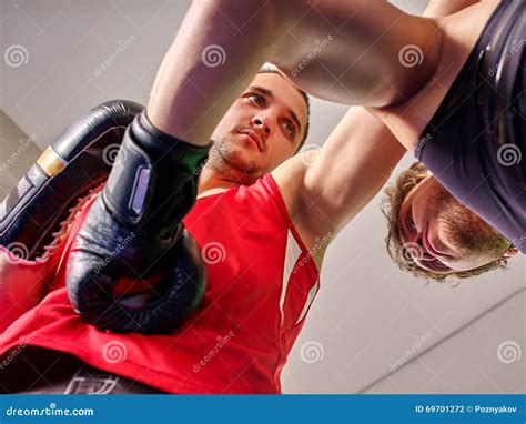 Lucha De Los Hombres En Un Estilo Del Boxeo Foto De Archivo Imagen De