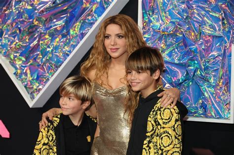 Mtv Vma Shakira Z Synami I Inni Gwiazdy Na Ciance Zdj Cia