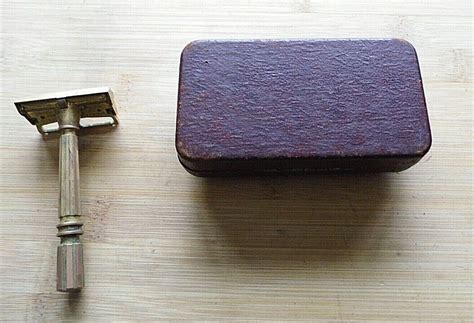 Vintage GEM Micromatic Clog Pruf Single Edge Safety Razor W Case USA