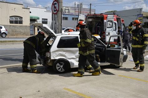 Carro Bate Em Poste E Motorista Fica Preso S Ferragens Em Sorocaba