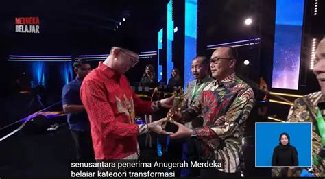 Pj Gubernur Sulsel Prof Zudan Terima Penghargaan Amb Kategori