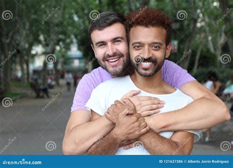 Pares Gay Que Se Detienen Al Aire Libre Foto De Archivo Imagen De Medicina Tenencia