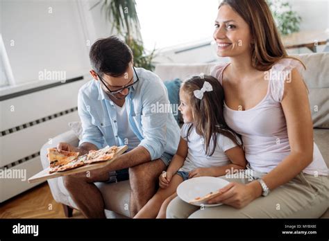 Familia Comer Juntos En Casa Fotograf As E Im Genes De Alta Resoluci N