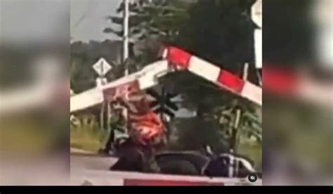 Viral Video Pengendara Motor Tabrak Pintu Perlintasan Kereta Api Kai