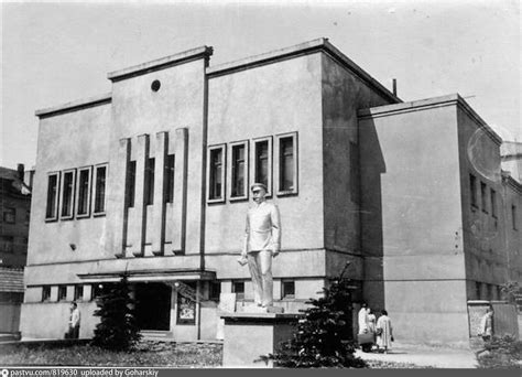 Памятник И.В. Сталину перед драматическим театром