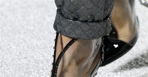 Naked heels sapatos de PVC e salto de acrílico trabalhado foi destaque na Balmain Purepeople