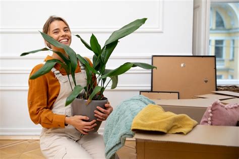 Junge Frau Zieht In Neues Zuhause Ein Kostenlose Foto