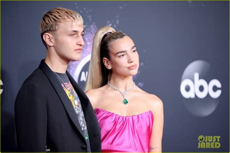 Dua Lipa Kisses Anwar Hadid On Amas 2019 Red Carpet Photo 1274822