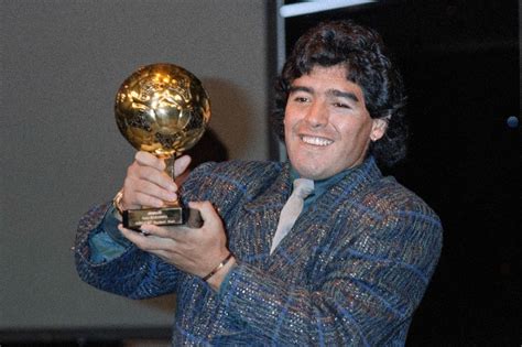 La Jornada Posponen subasta de Balón de Oro de Diego Maradona