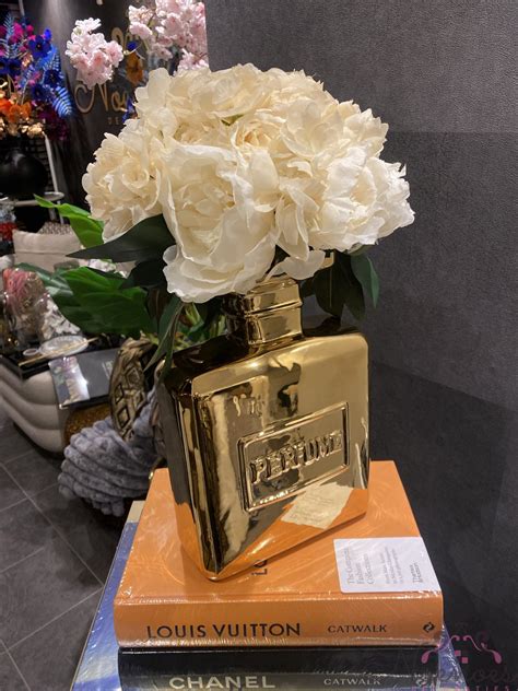 Luxe Parfum Fles Goud Met Nude Boeket Mixed Noenoes Decoraties