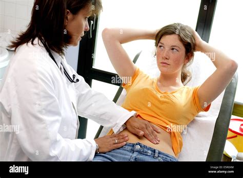 Arzt Untersucht Den Bauch Eines Weiblichen Teenagers Durch Abtasten