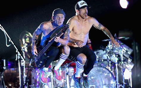 Red Hot Chili Peppers se reúne para tocar con su primer baterista