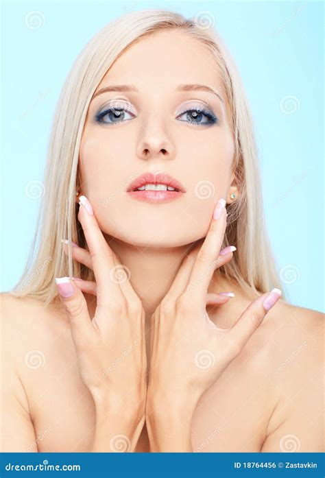 Blonde Hermoso Foto De Archivo Imagen De Atractivo Mano