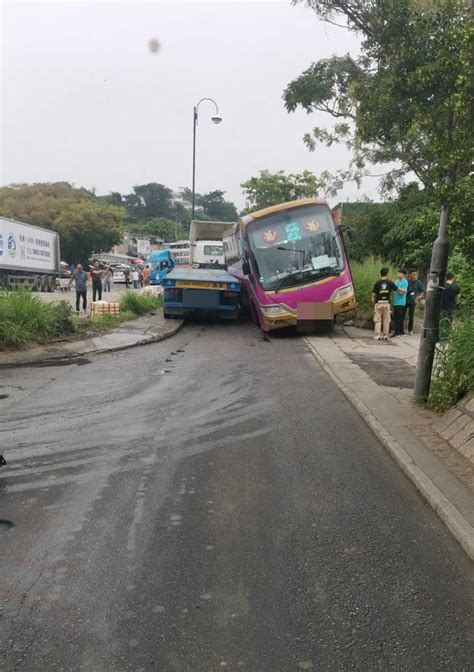 流浮山深灣路單線雙程 兩大車各不相讓互撞 星島日報