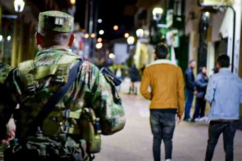 Cerca De Soldados De La Primera Brigada En Las V As Para Esta