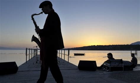 L aube est à nouveau musicale aux Bains des Pâquis Laminute info