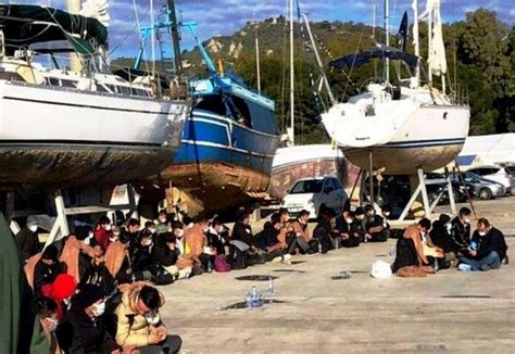 Maxi Sbarco Al Porto Di Roccella Ionica Arrivati 200 Migranti