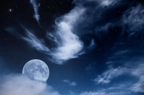 La Luna Y Las Estrellas En Un Cielo Azul Y Nublado La Luna Y Las