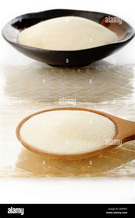 Gelatine-Granulat und Gelatine Blatt auf weiß Stockfotografie - Alamy