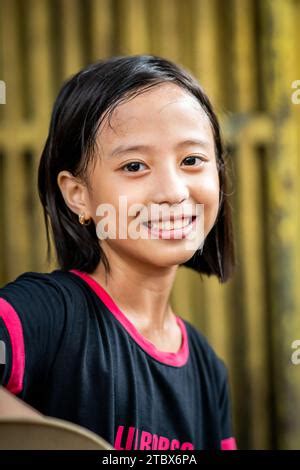 Une Jeune Fille Philippine Pose Et Sourit Pour Mon Appareil Photo Dans