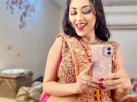 Model Reema Worah Hot Pics In Saree Gallery