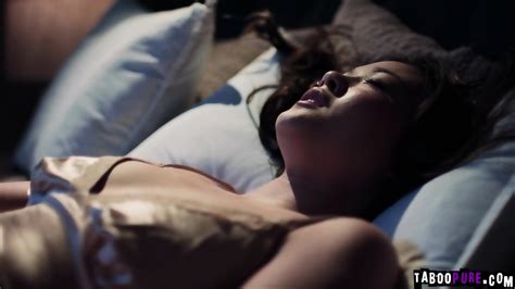 Slimthick Seduces Lulu To Join From A Threesome Fuck