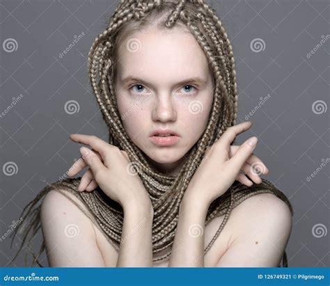 La Beaux Jeune Femme Blonde Avec Des Tresses Et Naturels Composent Image Stock Image Of