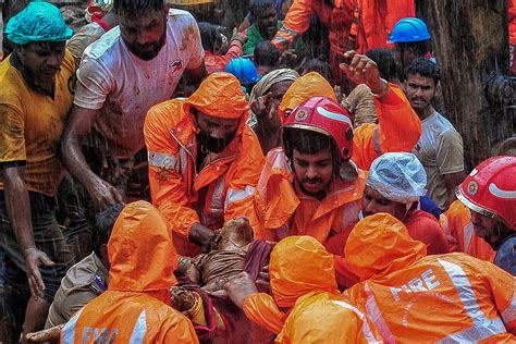 Las Inundaciones Y Los Deslizamientos De Tierra Provocan Al Menos 25