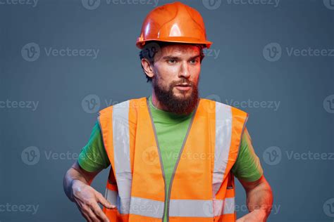 ein Mann im ein Arbeiten Uniform ein Fachmann Konstruktion Nahansicht