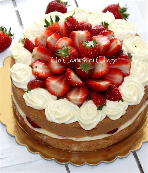 Un Cestino Di Ciliege Naked Cake Con Crema Chantilly E Fragole