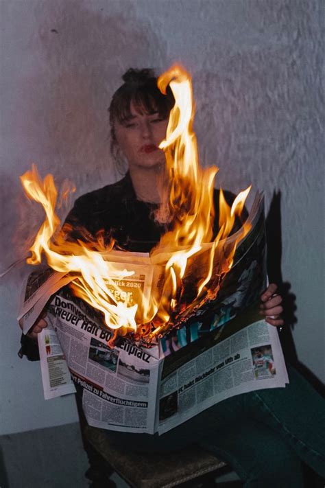 Burning Newspaper Fotos Zeitung Videos