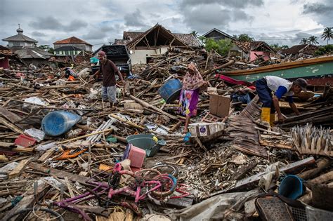 Photos From the Indonesia Tsunami: Searching for Loved Ones, Assessing ...