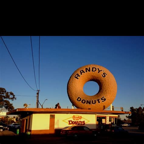 Randy's Donuts in LA Hier sitzt Iron Man im Donut