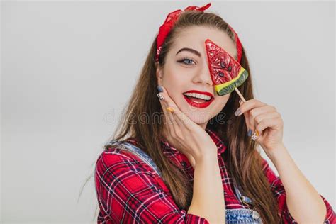 Joyful Dummes Mädchen Versteckt Ihr Auge Hinter Dem Wassermelone Lolli