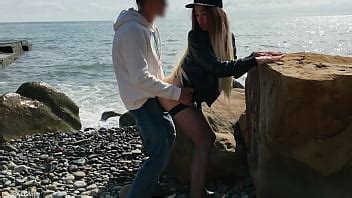 Cute Girl Likes Sex In Public Places She Suck And Fuck On Beach XNXX