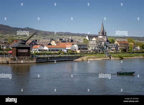 Th Century Treadmill Crane Oestrich Winkel On The River Rhine Stock