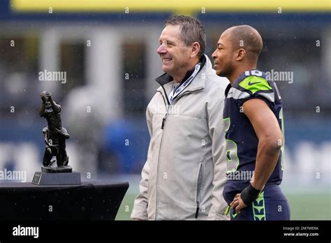 Nfl Hall Of Famer Steve Largent Presents The Steve Largent Award To