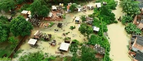 Após fortes chuvas barragem de rio transborda e moradores têm casas