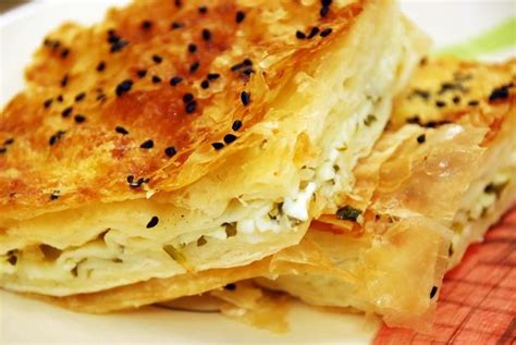 TEPSİ BÖREĞİ TARİFİ NASIL YAPILIR Pratik ve Değişik Börek Tarifleri