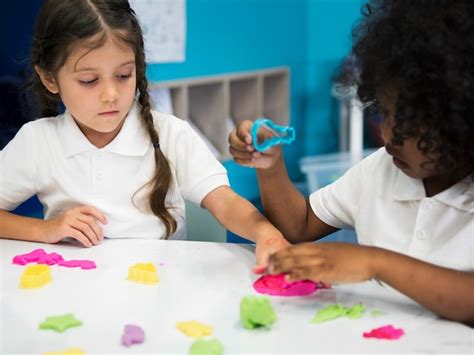 Ni Os Felices En La Escuela Primaria Foto Premium