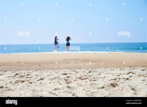 Strand zwei mädchen bikini Fotos und Bildmaterial in hoher Auflösung Alamy
