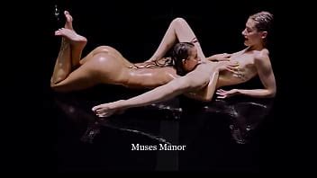 Muses Manor Combat entre Hélène Sophie corps huilé XVIDEOS