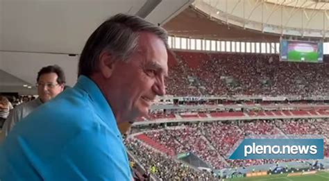 Jair Bolsonaro é ovacionado no estádio Mané Garrincha no DF Brasil