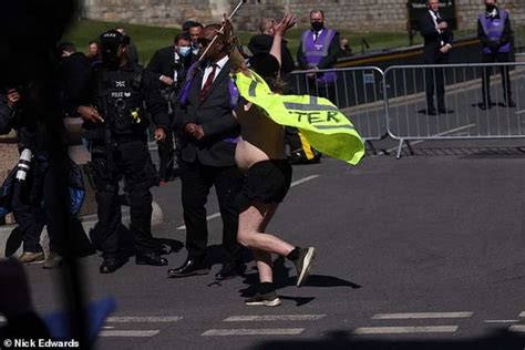 Protesta In Topless Durante Il Funerale Del Principe Filippo 1 Dago