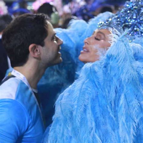 No Desfile Das Campeãs Sabrina Sato Ostenta Corpão E Recebe Carinho De